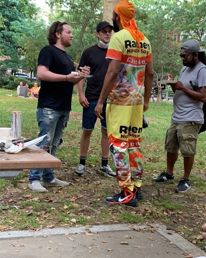 Nggak Paham Lagi, 6 Orang Ini Pakaiannya Aneh Banget